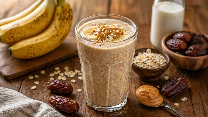 مشروب طبيعي لزيادة الوزن بالموز والحليب والتمر