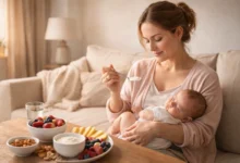 وجبة صحية عالية السعرات لزيادة الوزن بعد الولادة تحتوي على أفوكادو وبيض وسلمون ومكسرات