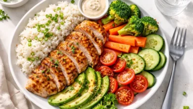 طبق دجاج مشوي مع أرز وخضروات، غني بالسعرات، لزيادة الوزن بشكل صحي