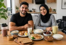 رجل وامرأة يجلسان أمام وجبة صحية ضمن برنامج زيادة الوزن للنساء والرجال مع أطعمة عالية السعرات وتمارين