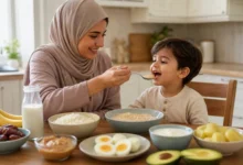 أم تقدم وجبة صحية لطفلها ضمن نظام تسمين الأطفال بطريقة صحية