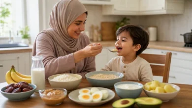 أم تقدم وجبة صحية لطفلها ضمن نظام تسمين الأطفال بطريقة صحية